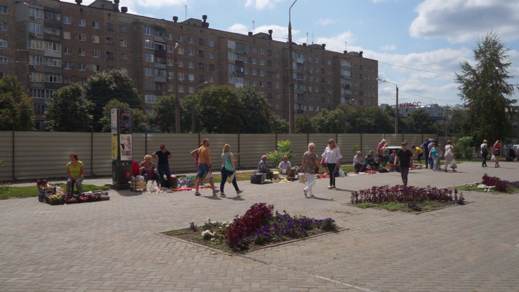 В Харькове восстанавливают снесенный гражданами забор