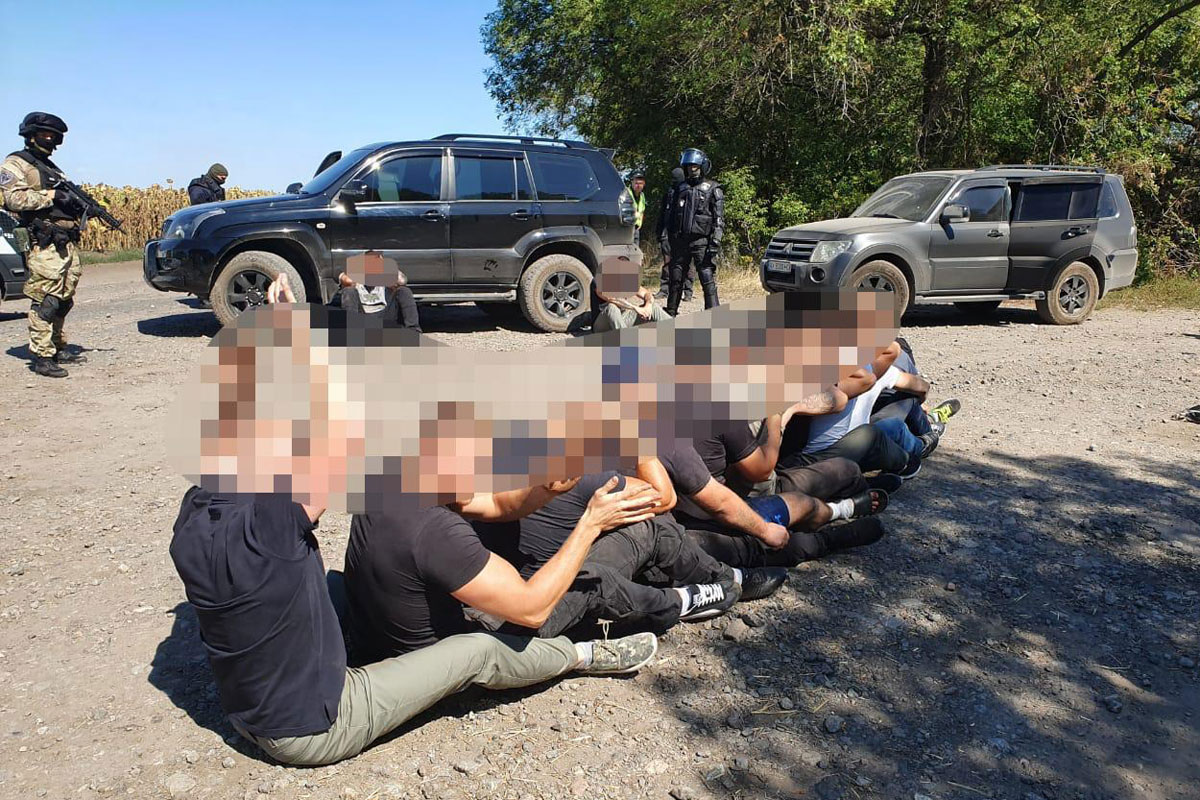 Под Харьковом вооруженные люди пытались захватить госпредприятие (фото)