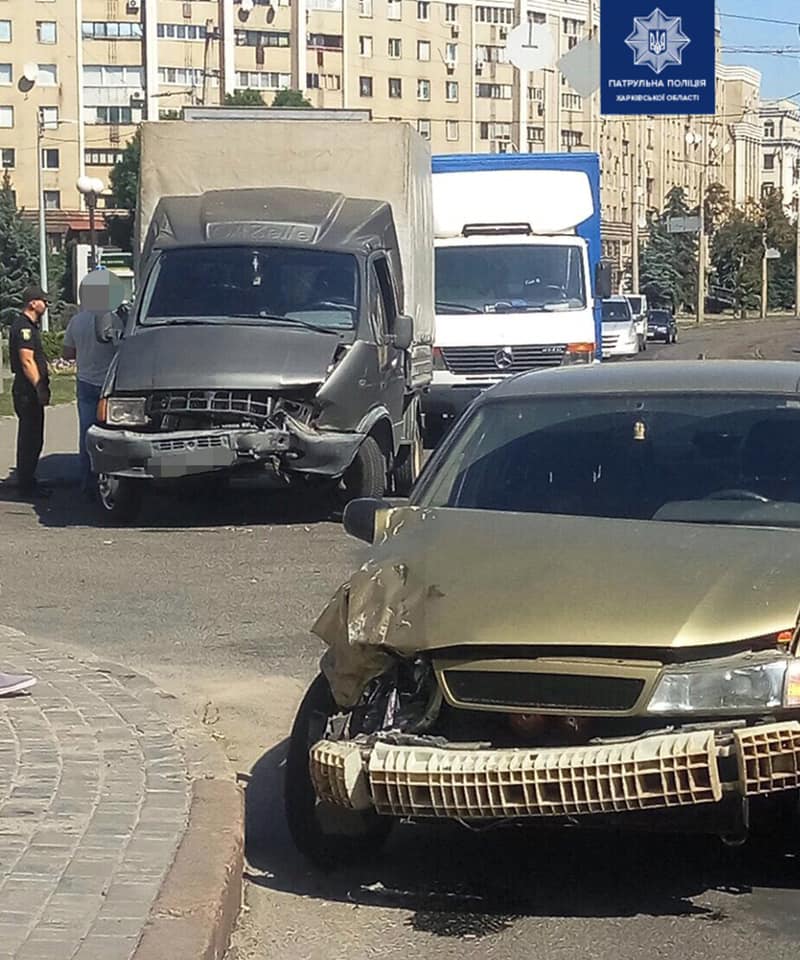 На Московском проспекте легковушка врезалась в грузовик (фото)