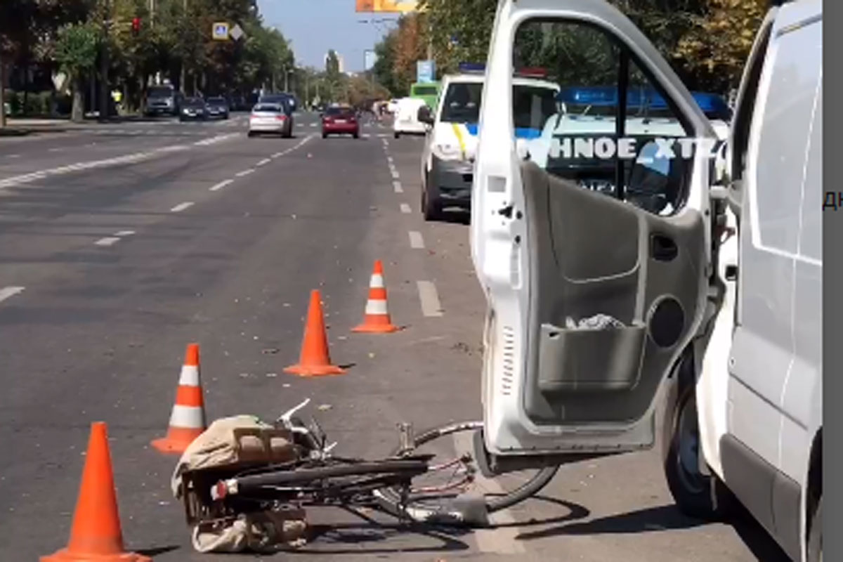 В Харькове велосипедист влетел в открытую дверь автобуса (фото)