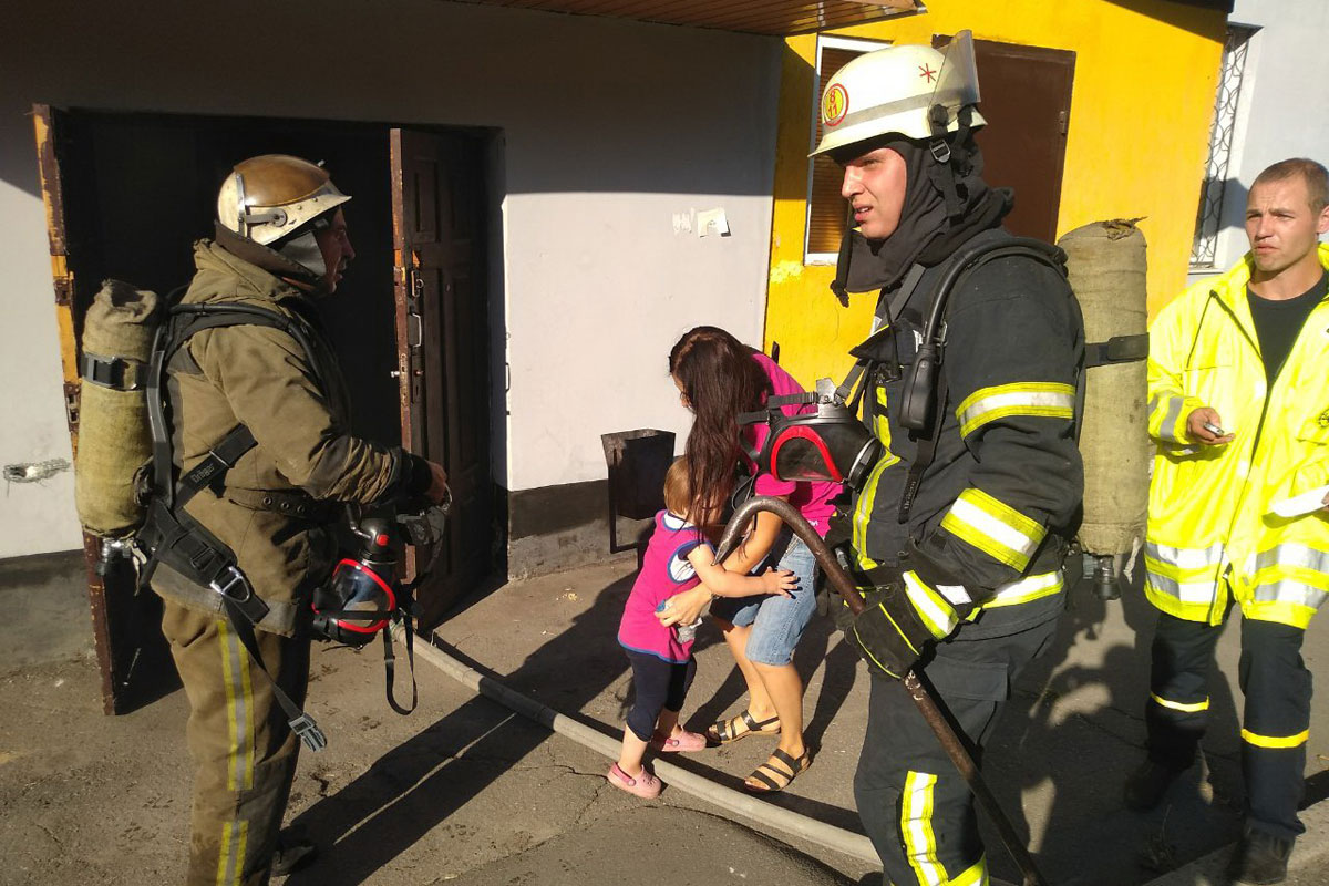 В Харькове женщина с малышом оказались в огненной ловушке (фото)
