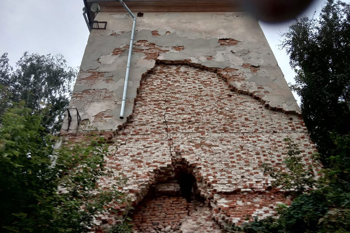 В Чугуеве обрушился исторический памятник (фото)