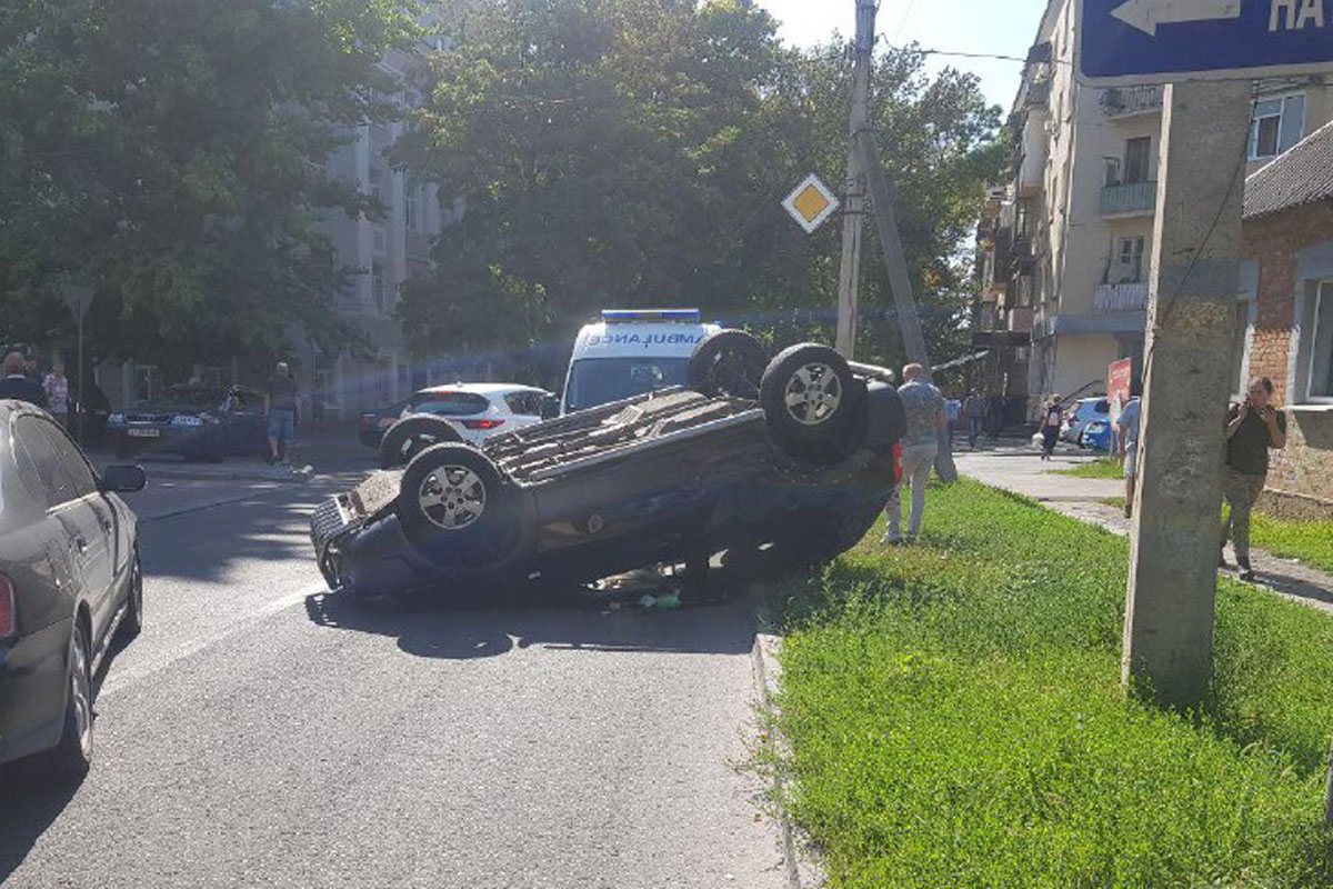 В Харькове на перекрестке перевернулась машина (фото)