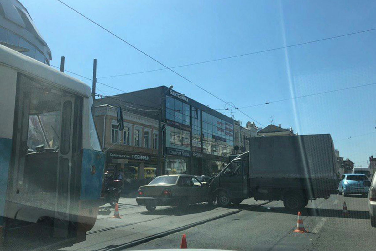 Авария в Харькове заблокировала движение трамваев (фото)
