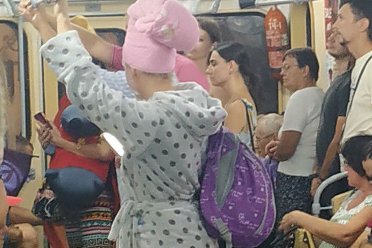 В харьковском метро заметили пассажирку в халате и полотенце (фото)