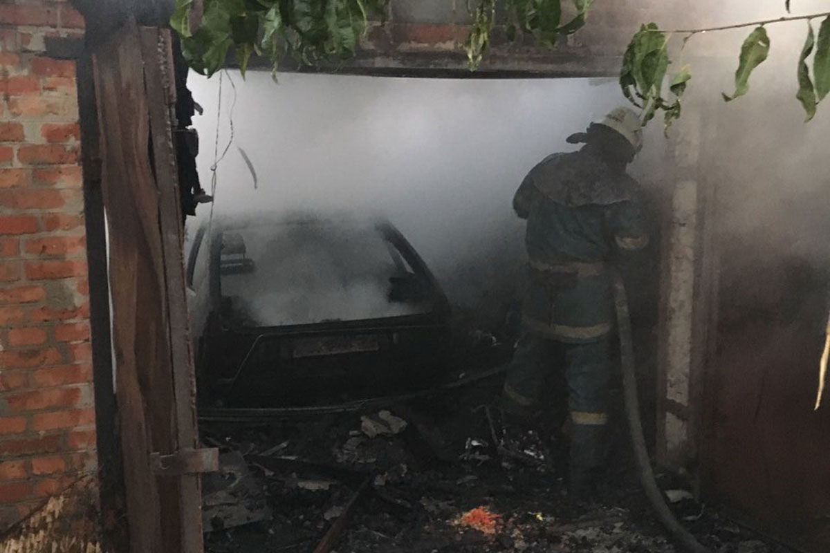 В Харькове вспыхнул гараж с машиной (фото)