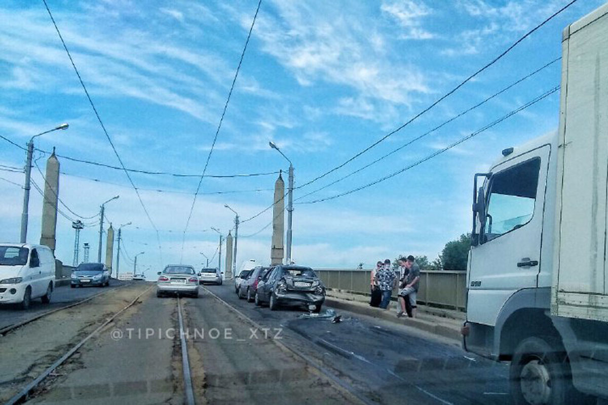 В Харькове на мосту - ДТП, движение затруднено (фото)