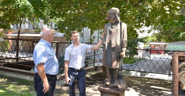 Во дворе Дома со шпилем установили памятник