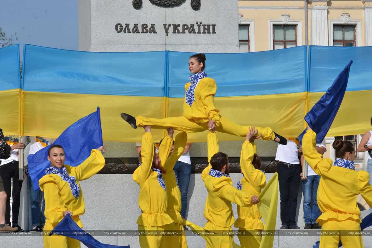 В Харькове отметили День флага танцевальным флэшмобом (фото)