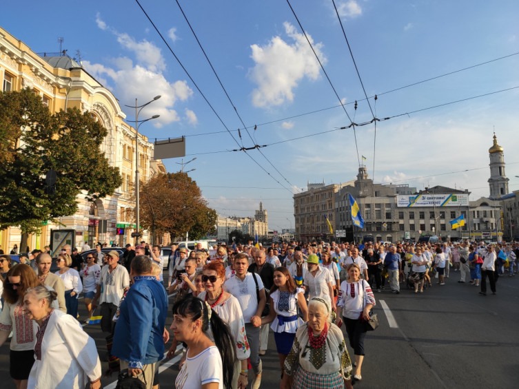Несколько сотен человек прошли парадом по Сумской (фото, видео)
