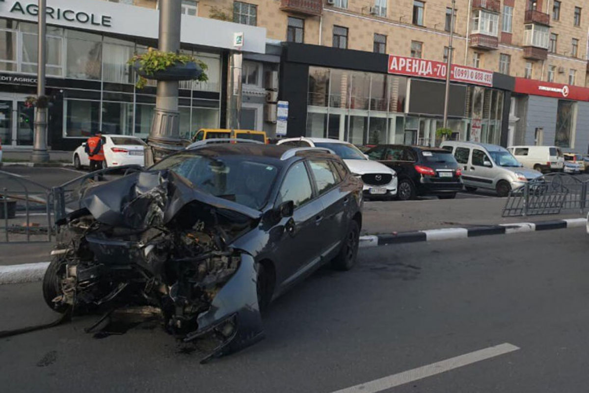В центре машина влетела в столб (фото)