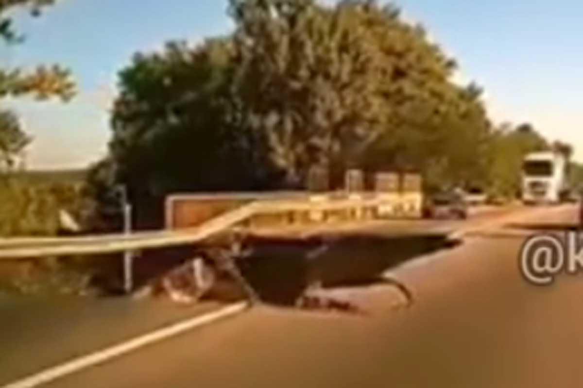Опубликовано видео обрушения моста на окружной дороге