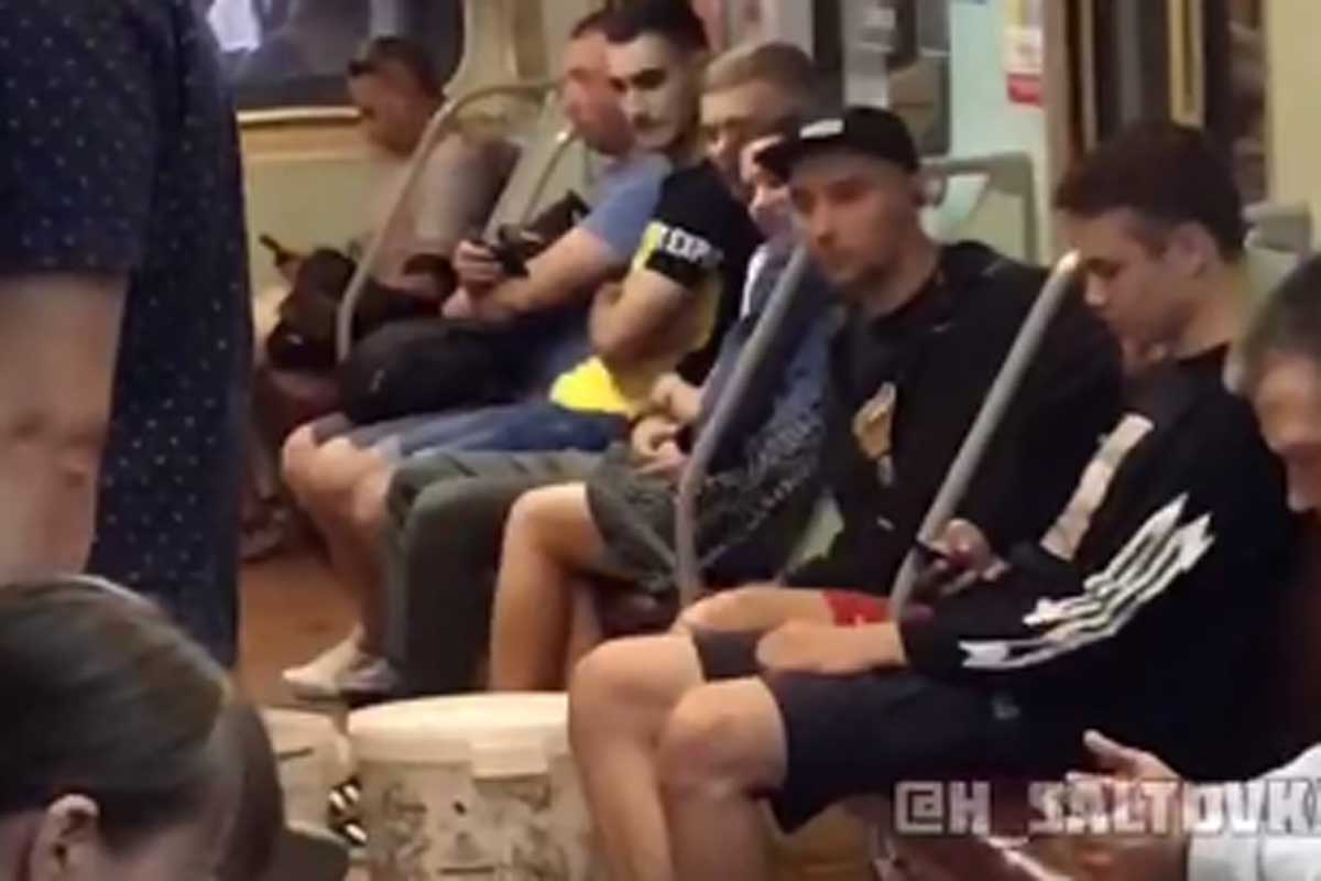 Прямо в вагоне харьковского метро парень выдал соло на ударных