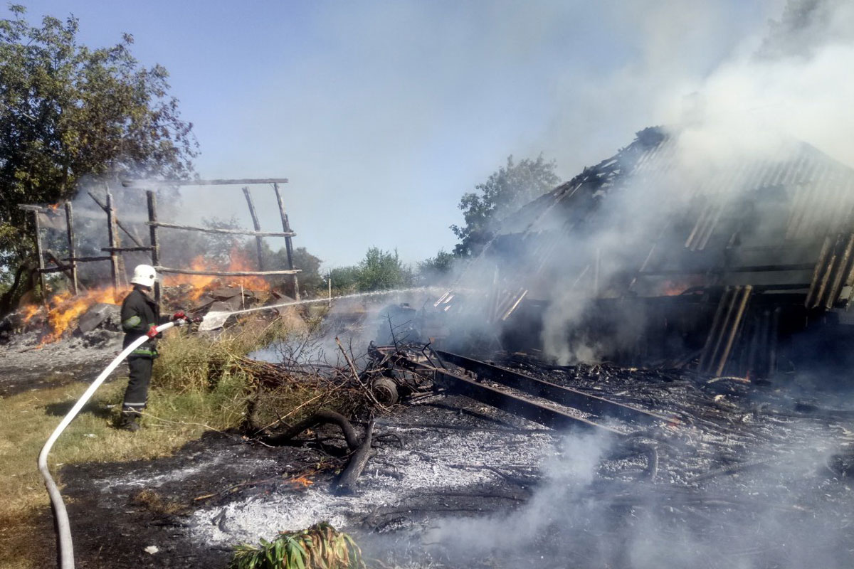 Женщина случайно сожгла свой дом под Харьковом (фото)