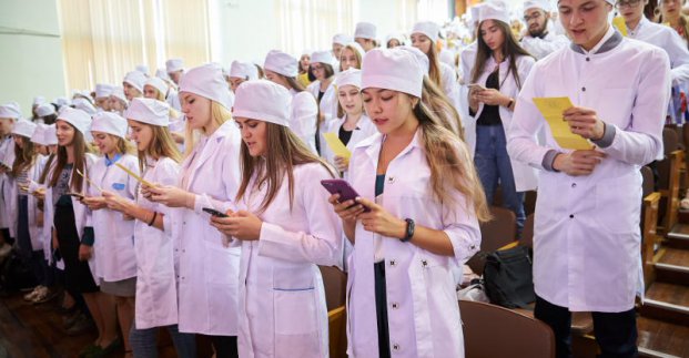 Крупный харьковский вуз посвятил в студенты будущих медиков