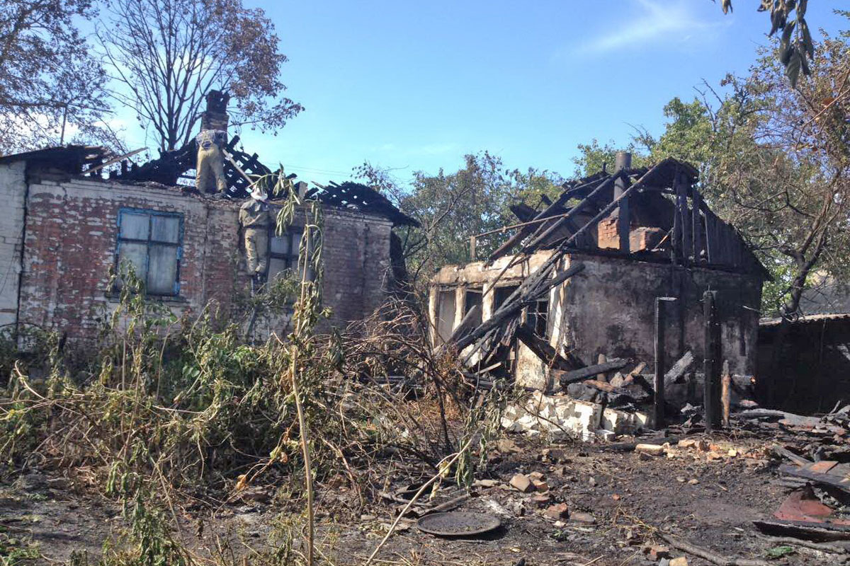 Под Харьковом пылает трава, сгорели дома и сарай (фото)