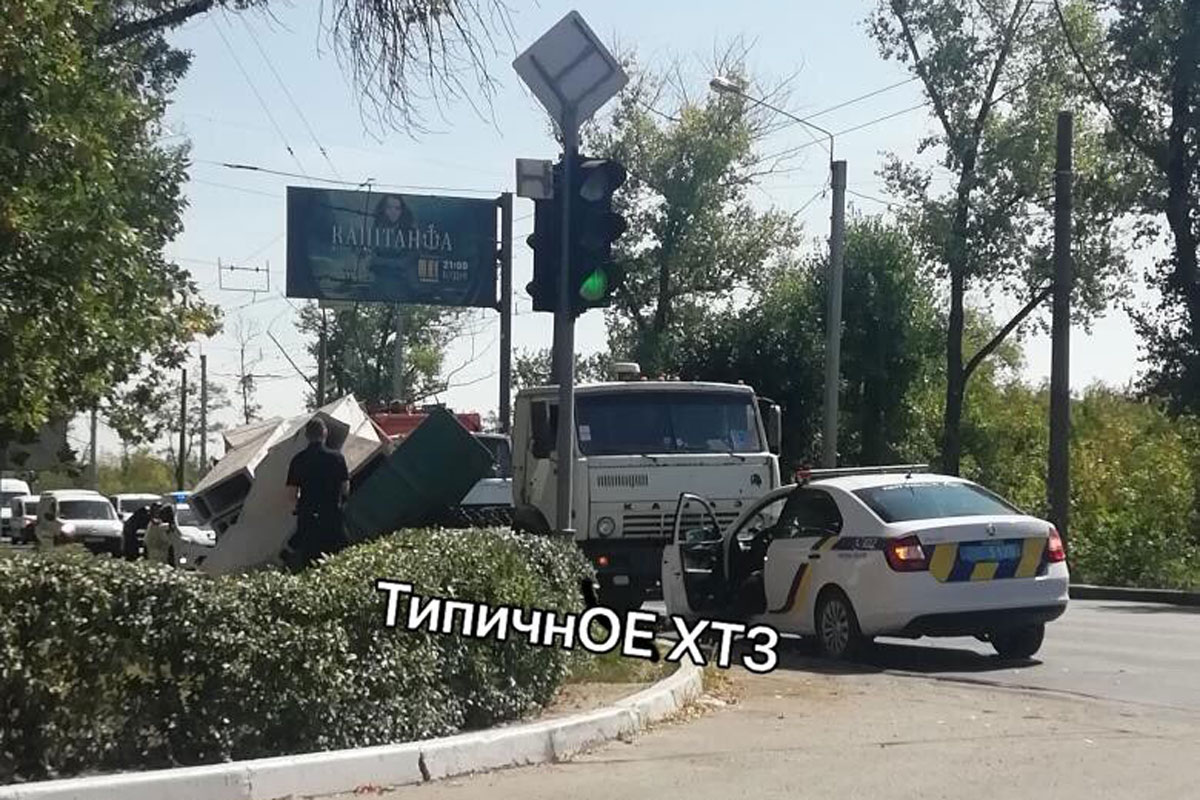 В Харькове перевернулся прицеп с бетонными блоками (фото)
