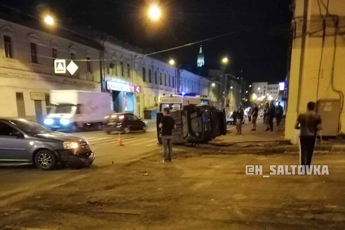 В центре перевернулась машина