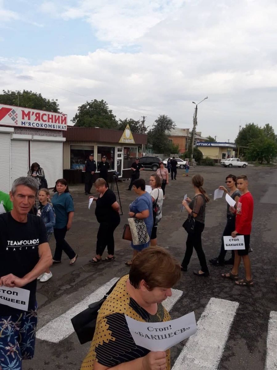 Под Харьковом учителя перекрыли улицу (дополнено)