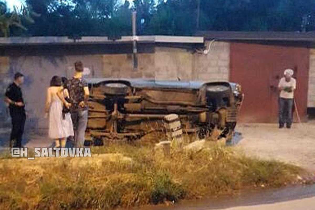 На Шишковке машина врезалась в столб и перевернулась