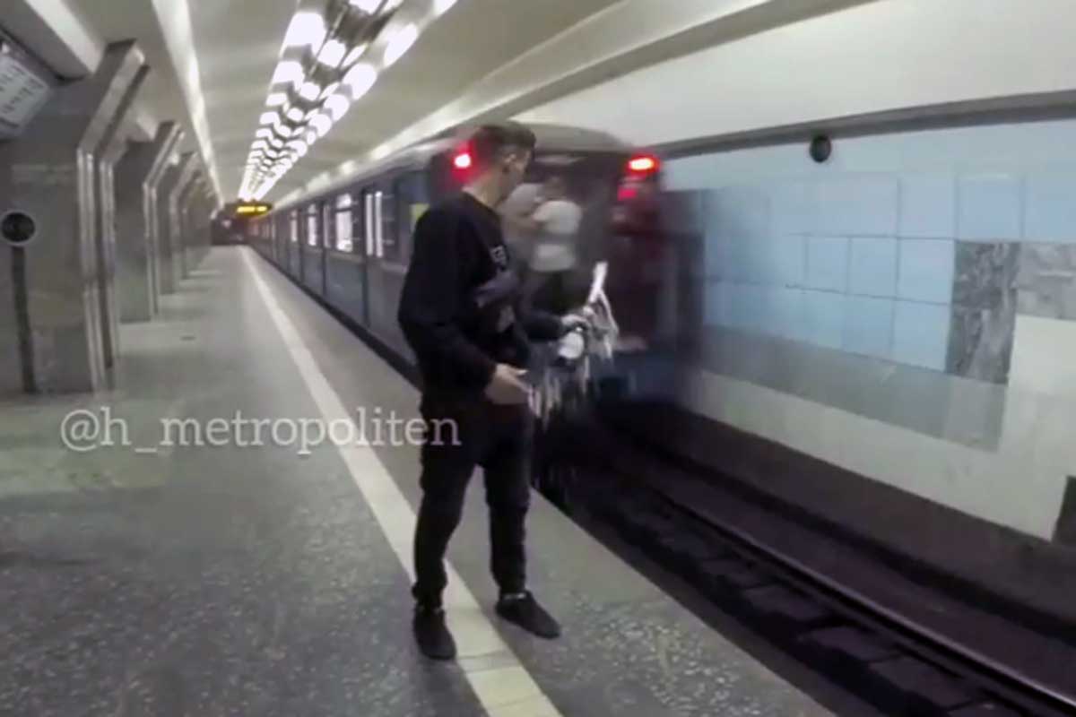 В харьковском метро хайпер открыл пиво зеркалом вагона