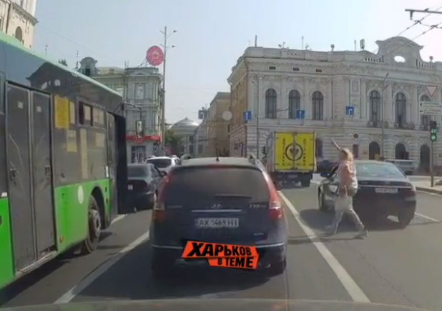 Женщина бросилась прямо под колеса, пытаясь догнать автобус (видео)
