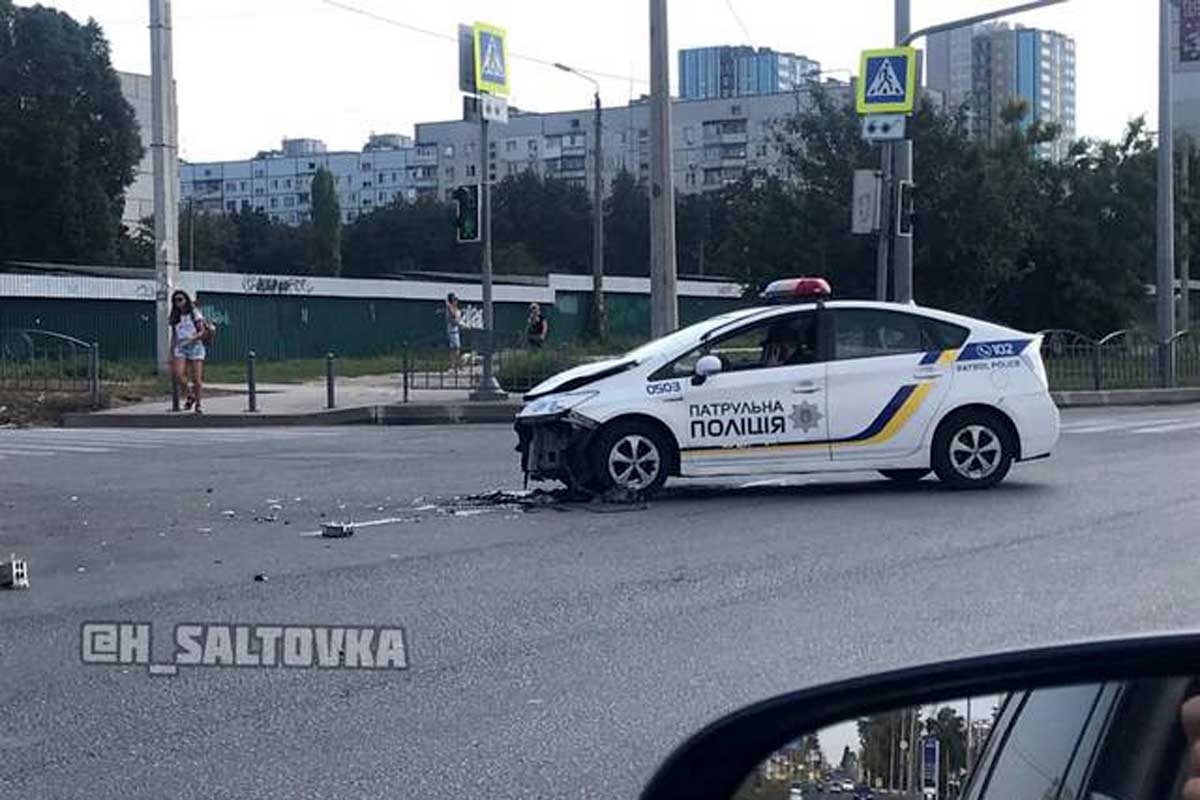В Харькове Lexus врезался в машину копов: подробности