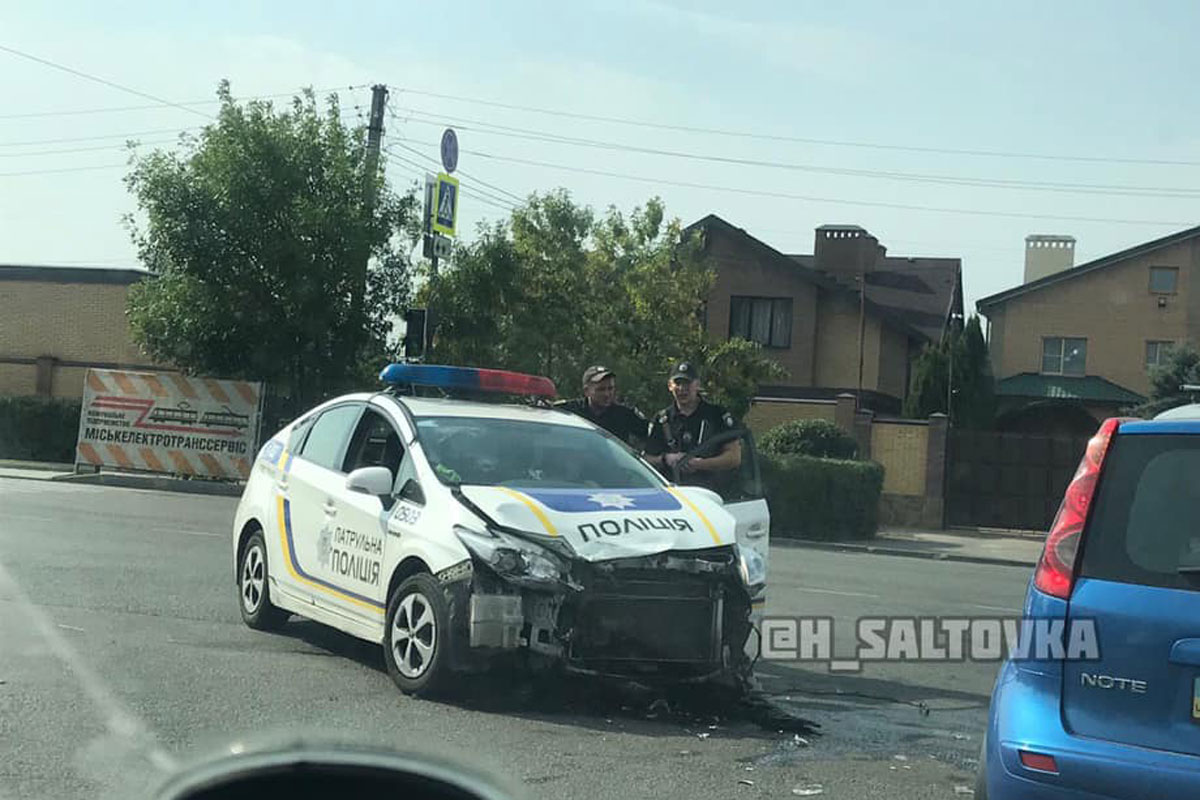 В Харькове столкнулись Lexus и полицейский Prius (фото)