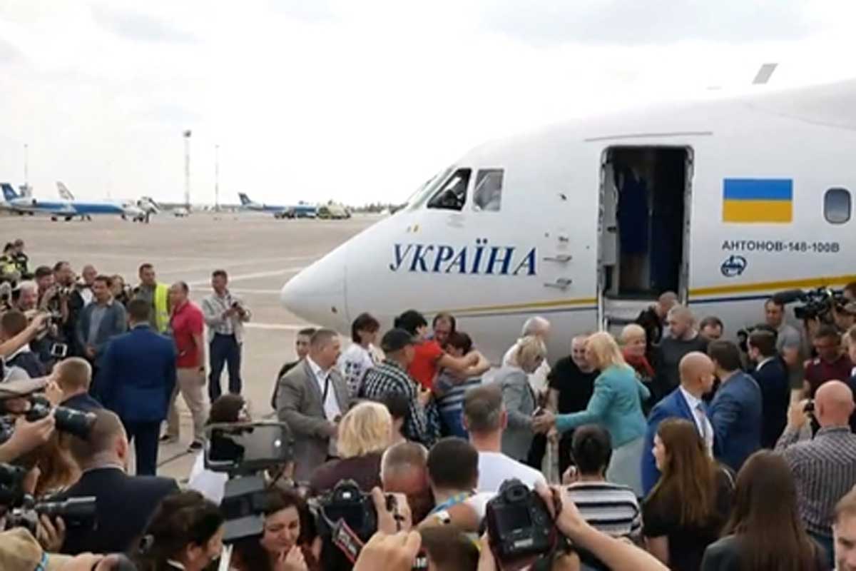 Обмен пленными: освобожденные украинцы прилетели в Киев