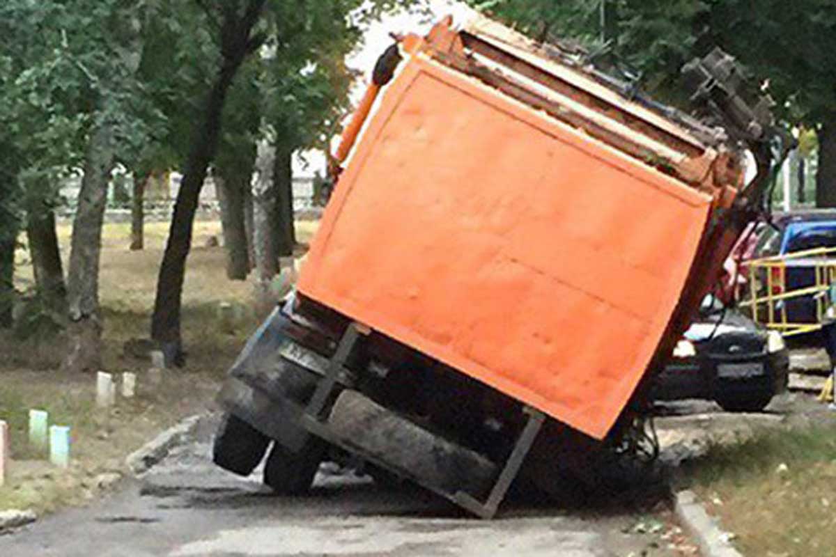 В Харькове машина провалилась в асфальт