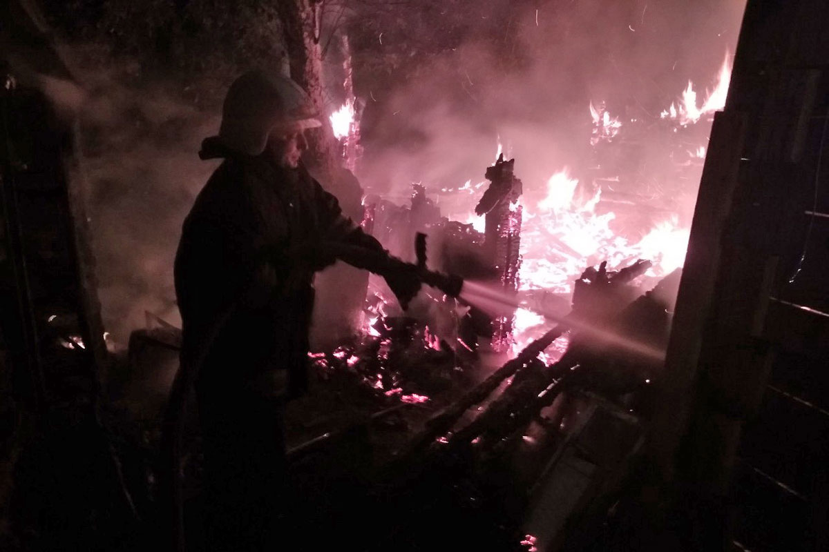 Огненное зарево: ночью под Харьковом тушили пожар (фото)