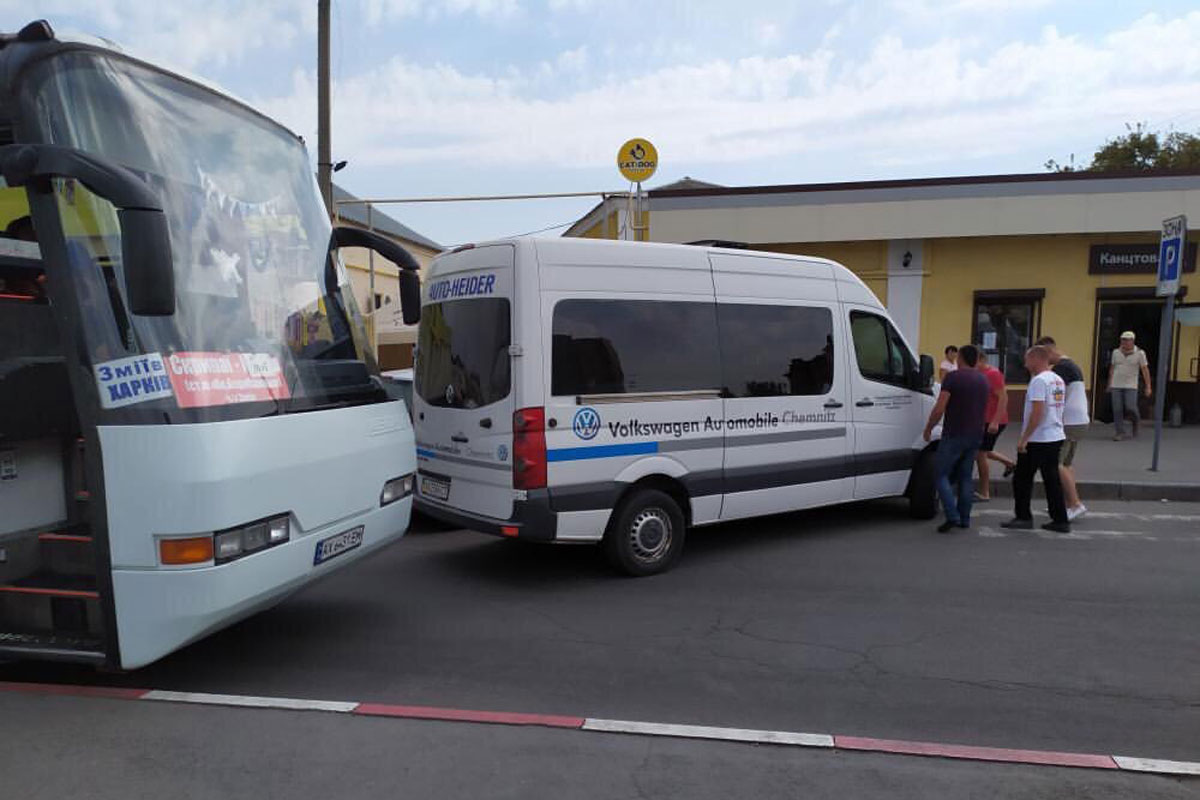 В Харькове люди "переставили" микроавтобус, который заблокировал дорогу (видео)