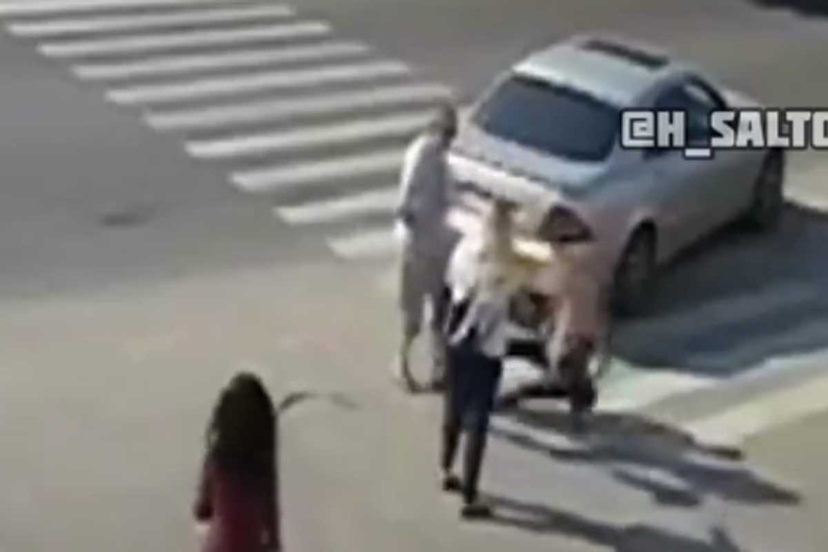 В Змиеве водитель ударил девушку-пешехода кулаком в голову (видео)