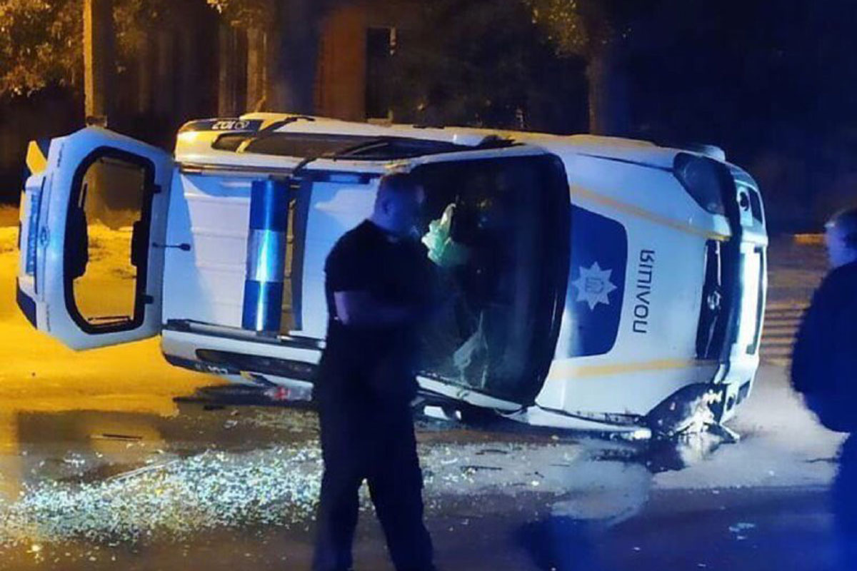 В Харькове перевернулся автомобиль полиции (фото)