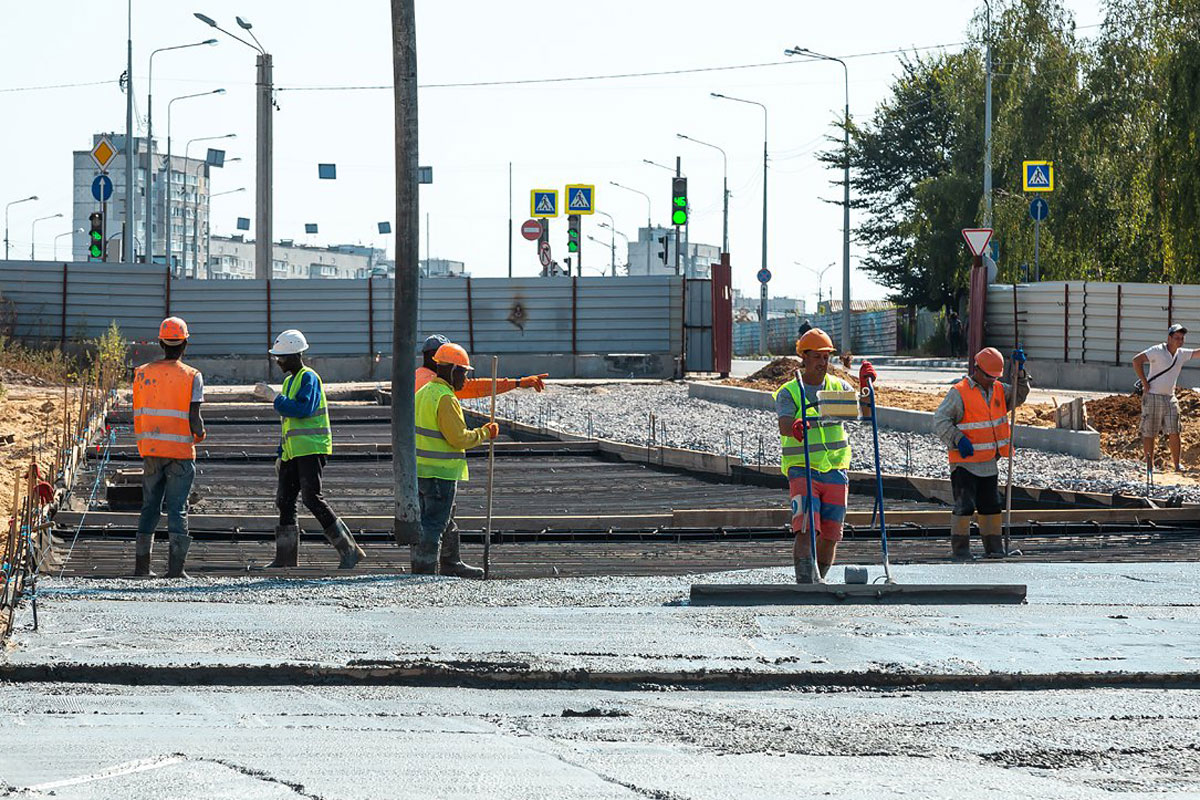 На Алексевке строят бетонную дорогу (фото)