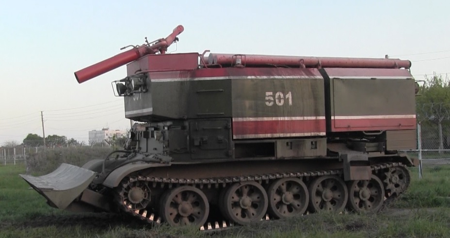 Военный полигон под Харьковом начали тушить пожарными танками 