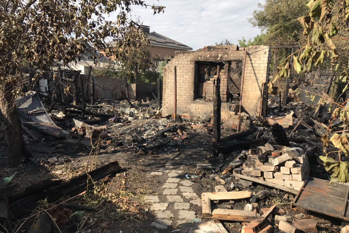 В Харькове вспыхнул жилой дом, огонь перешел на соседние здания (фото)