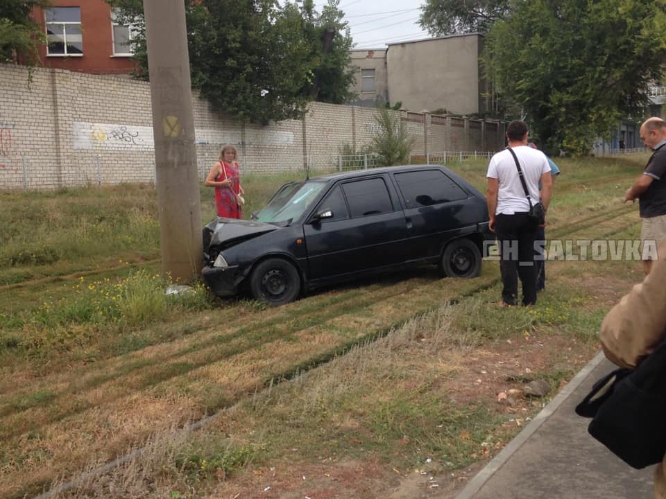 В Харькове машина влетела в столб (фото)