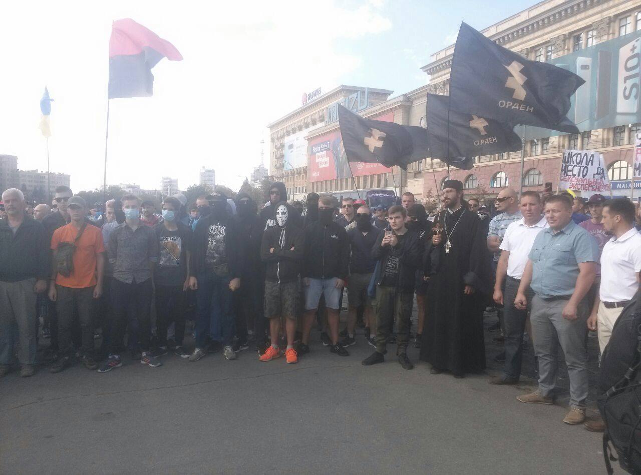 На площадь прибыли противники "Харьков Прайда" (фото)