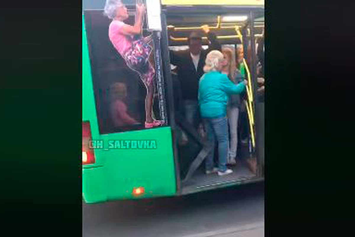 В Харькове заметили троллейбус без двери (видео)