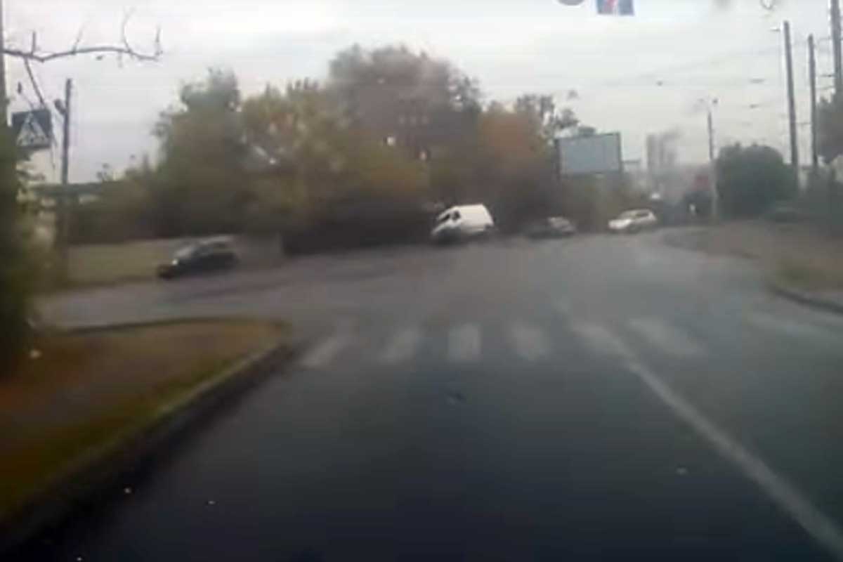 Машину раскурочило от удара: опубликовано видео