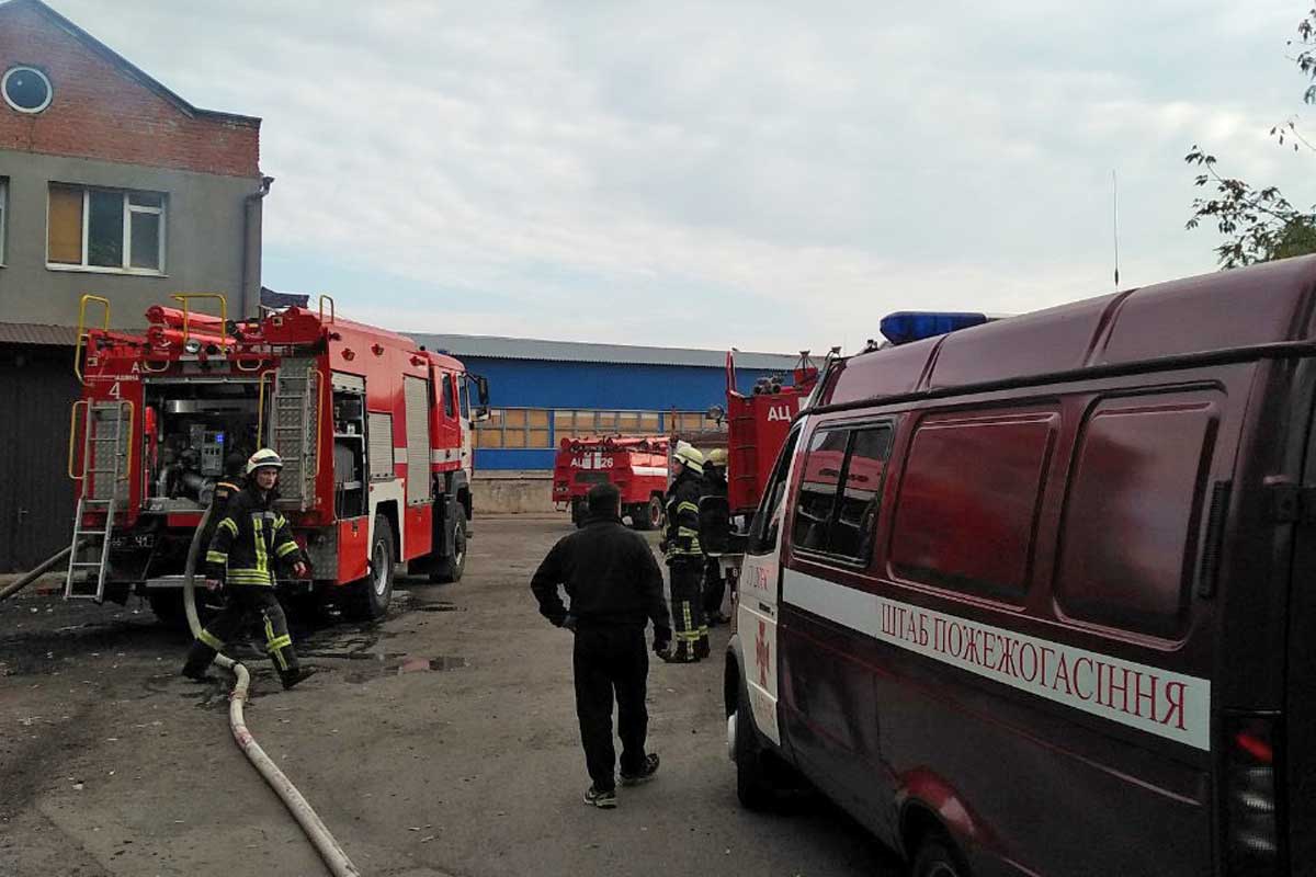 В Харькове пожар перекинулся на соседний дом (фото)