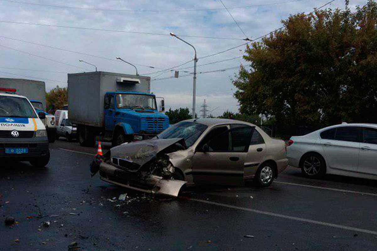 На "Киевской" машину раскурочило от удара (фото)