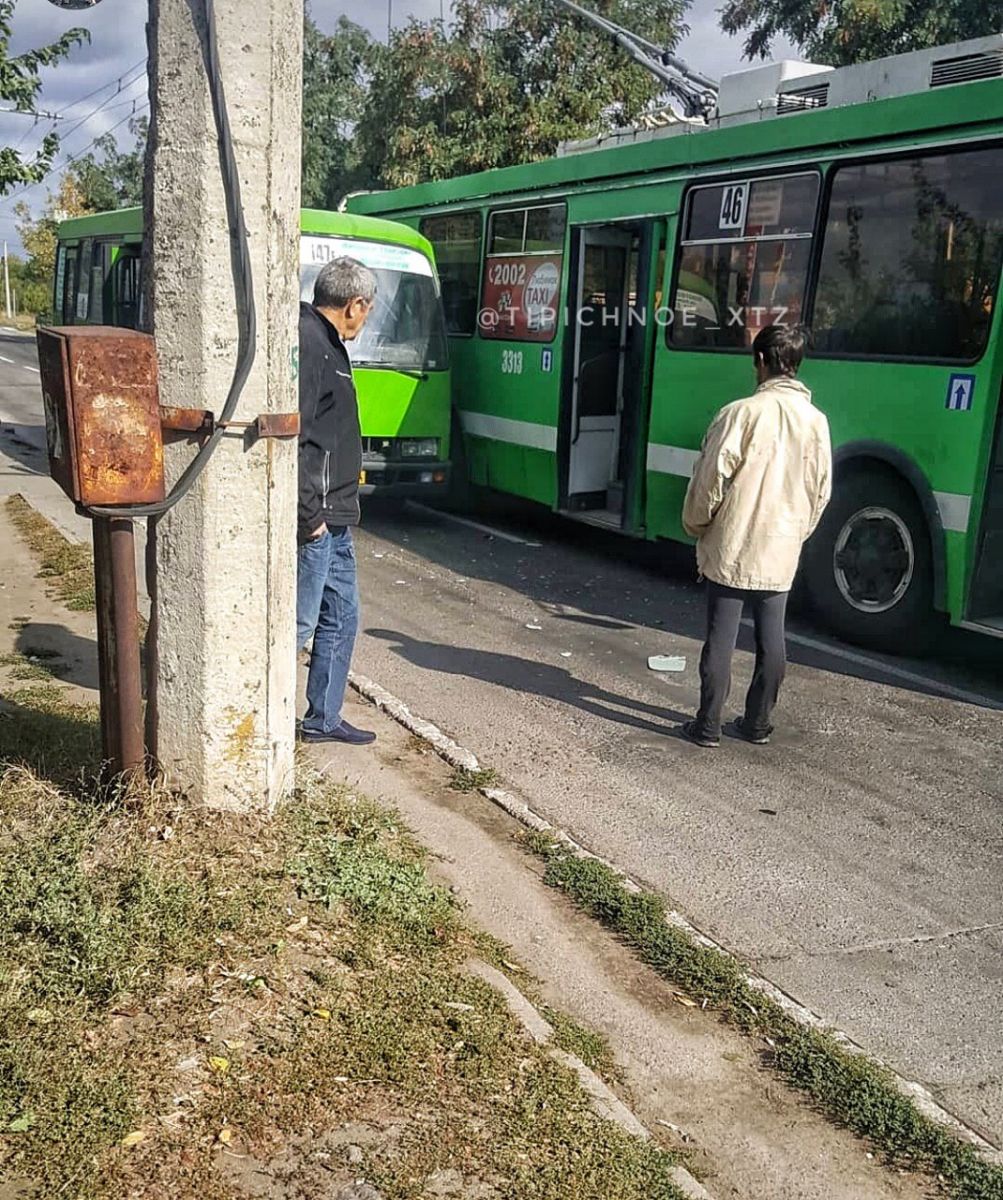 В Харькове столкнулись троллейбус и маршрутка (фото)