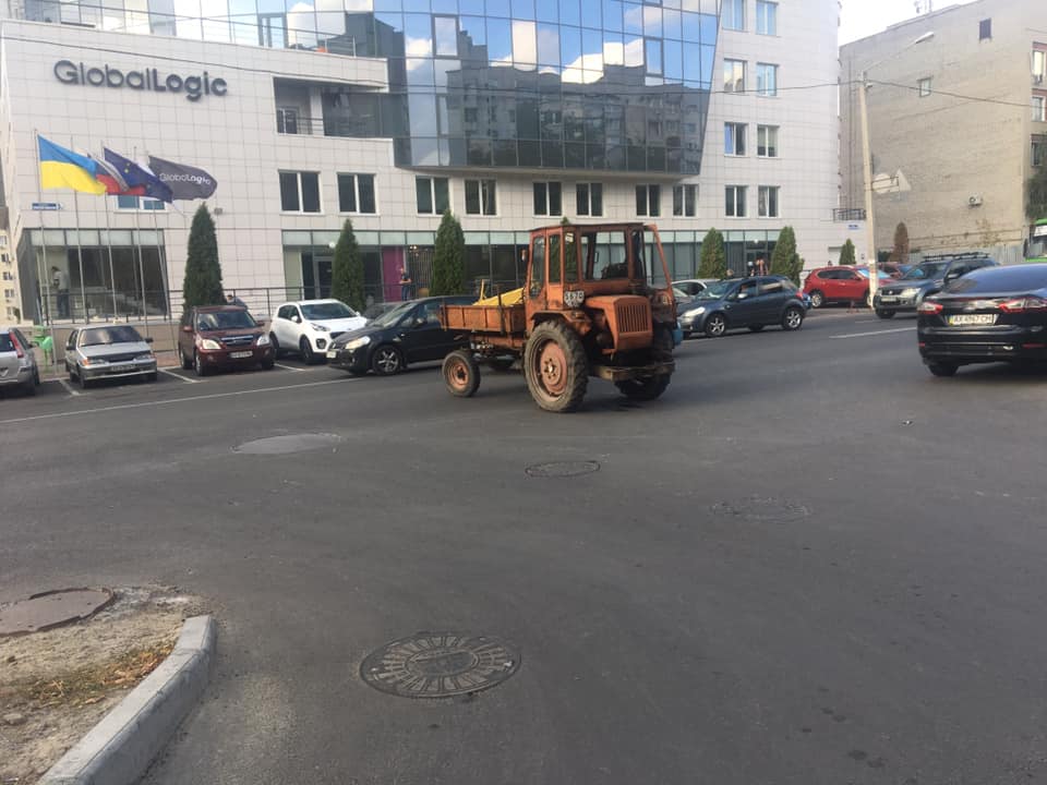 В Харькове трактор врезался в скорую (фото)