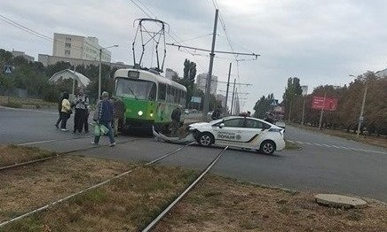 На Алексеевке патрульный "Приус" въехал в трамвай