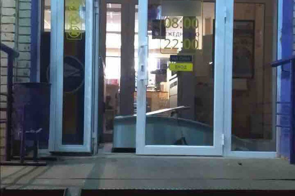 На Клочковской разворотили банкомат (фото)