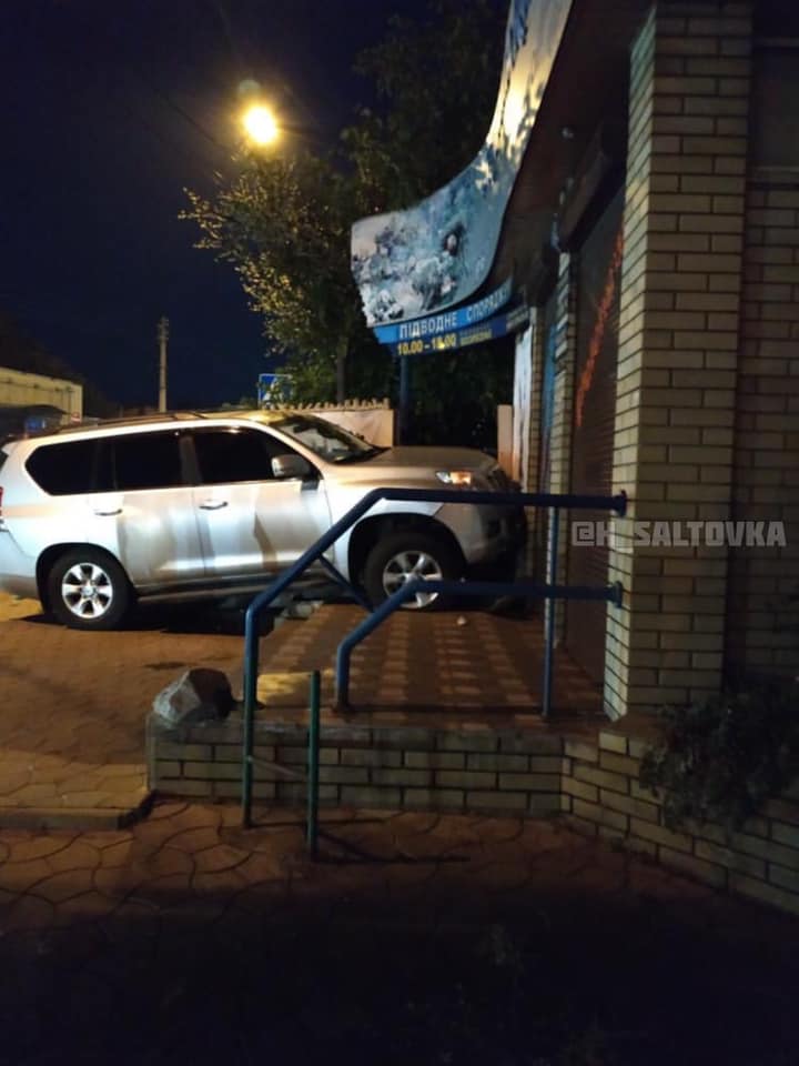 В Харькове машина влетела в магазин (фото, видео)