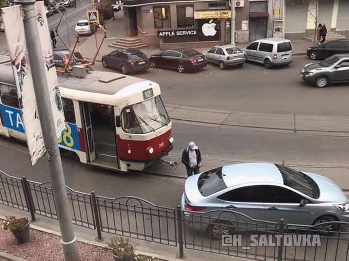 Припаркованная машина заблокировала движение трамваев (фото)