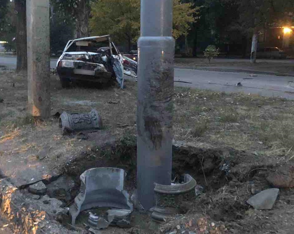 Машина влетела в столб. Пьяный водитель погиб (фото)